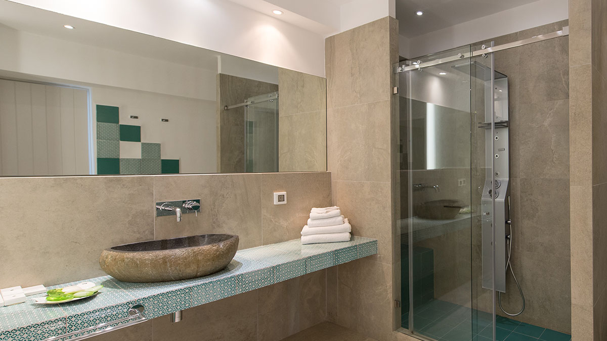 Absolute Suite with Private Hot Tub & Caldera View